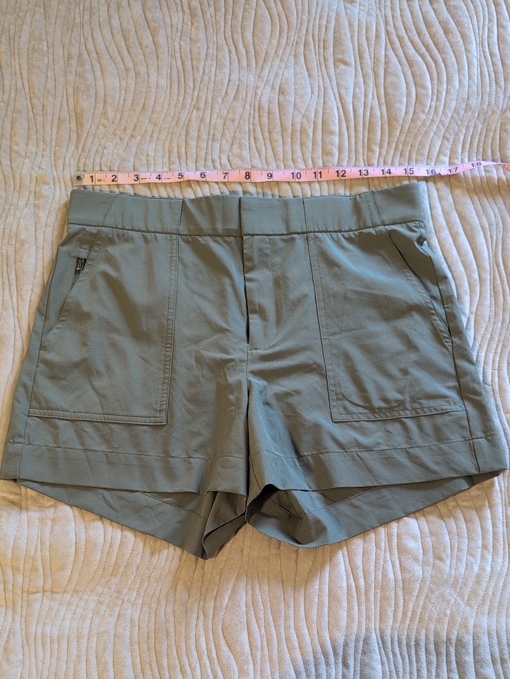 Athleta Size 6 Sage Olive Green Athletic Trekkie Tribeca Pocket Shorts Like New